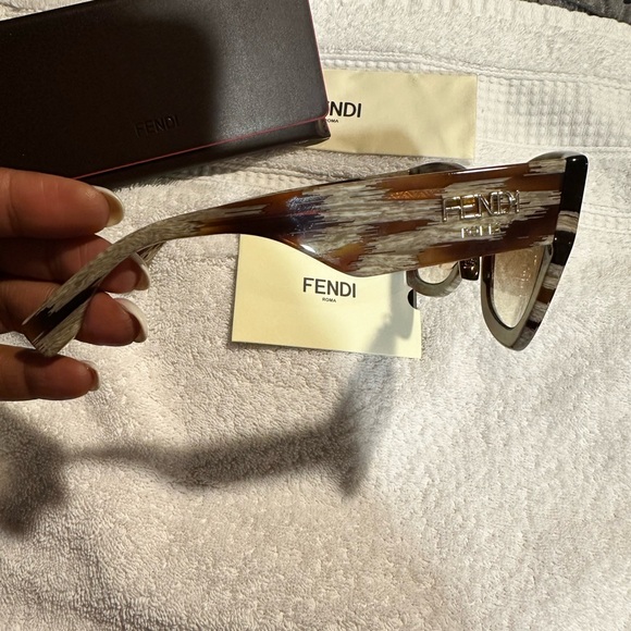 Fendi Roma Sunglasses Excellent condition - Picture 4 of 7